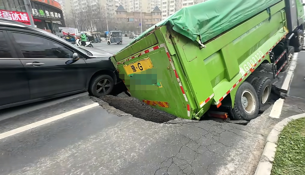河南新鄉路面塌陷 一渣土車被困