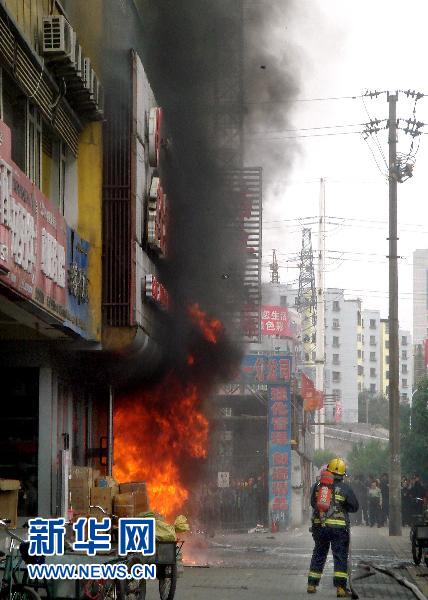 9月19日下午，消防隊員在烏魯木齊市火災(zāi)現(xiàn)場作業(yè)。  新華社發(fā)