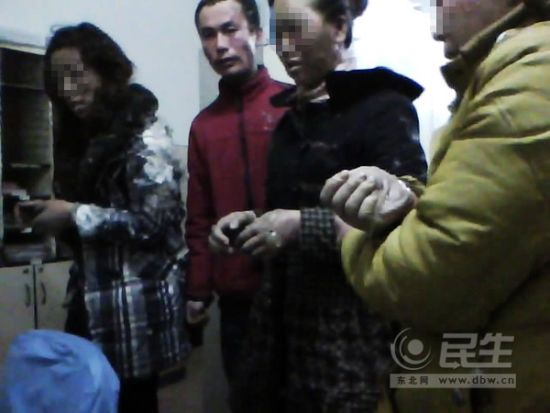 事故中的3名女傷者。她們均頭面部、手部受傷。東北網(wǎng)記者 陳靜 攝