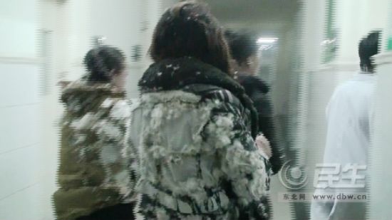 傷者所穿羽絨服等棉衣在事故中“開(kāi)花”，大面積破損。東北網(wǎng)記者 陳靜 攝