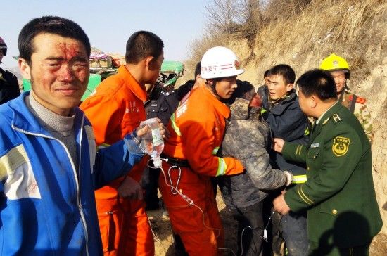 消防中隊官兵在交通事故現場轉移傷員。新華社發（馬鯤 攝）