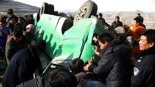 救援人員在交通事故現場搶救受傷人員。新華社發（馬鯤 攝）