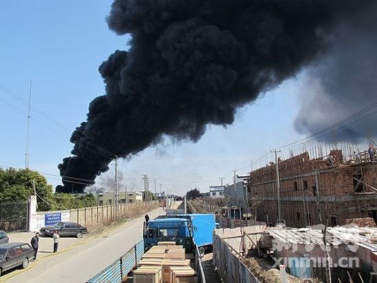 滾滾濃煙。 新民網記者陳炅瑋 現場回傳