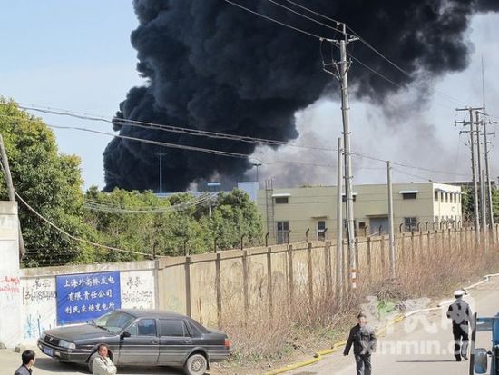 14時許，現場還冒出滾滾黑煙。新民網記者陳炅瑋 現場回傳